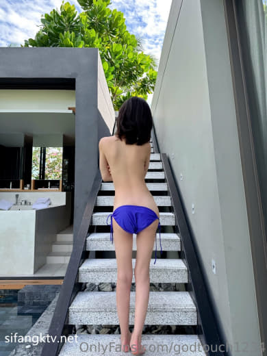 【2023_08_02】The_day_I_walked_around_in_a_bikini_It's_only_shown.m4v